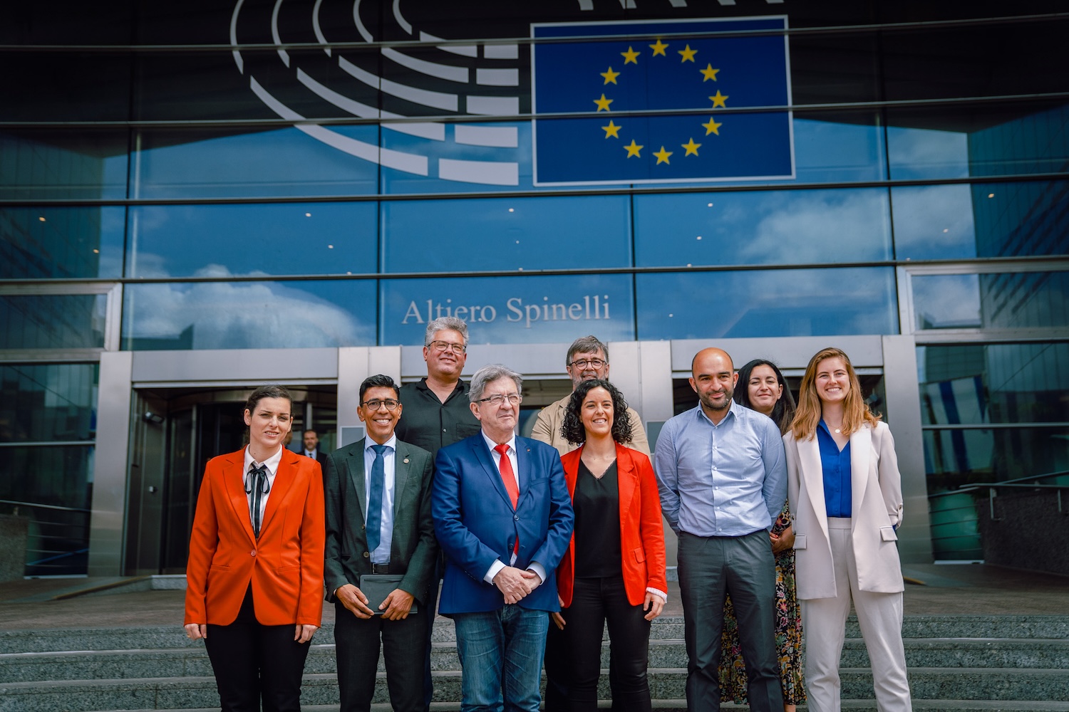 DFI - devant le Parlement